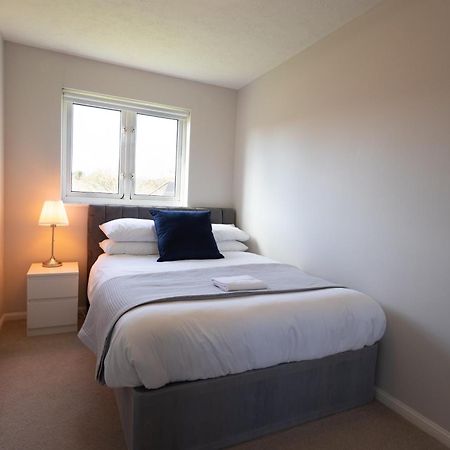 Modern 2 Bed Apartment Near Gatwick Crawley  Eksteriør bilde