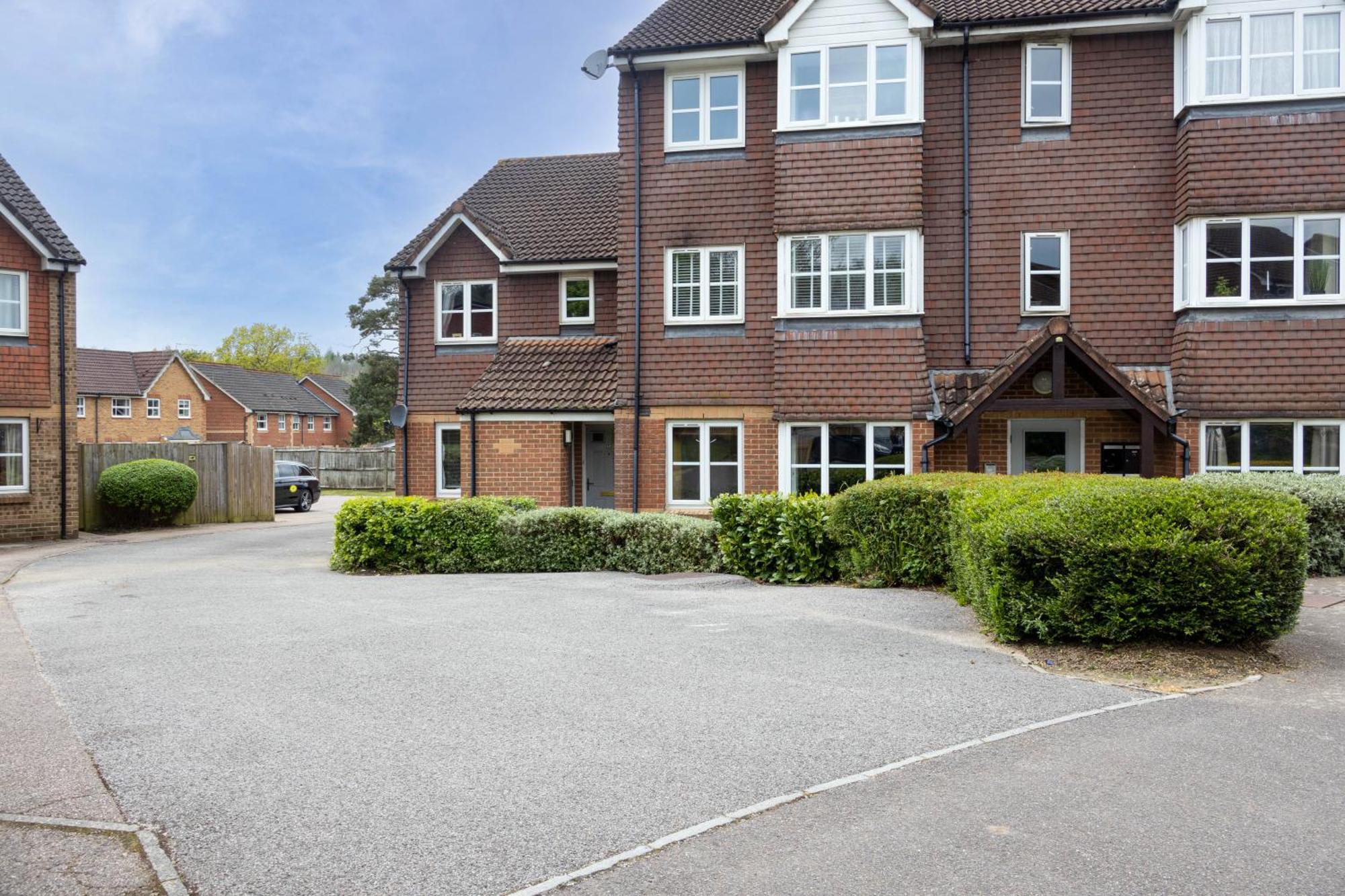 Modern 2 Bed Apartment Near Gatwick Crawley  Eksteriør bilde